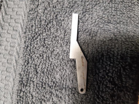 Compro esta pieza de Walther PPKS, es la que sujeta la corredera. La pistola es una Walther PPKs, hecha 12