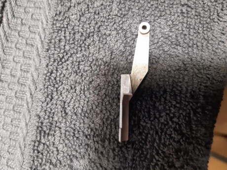 Compro esta pieza de Walther PPKS, es la que sujeta la corredera. La pistola es una Walther PPKs, hecha 11