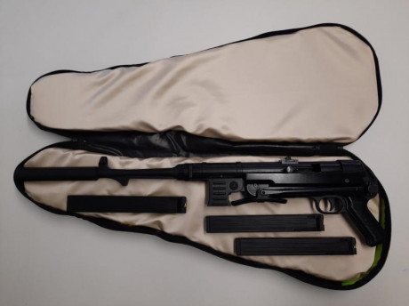 Vendo carabina réplica del famoso MP40 Schmeisser calibre .22 fabricada por GSG en estado impecable y 02