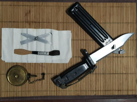 Lote correspondiente al famoso fusil yugoslavo semiautomático de francotirador M 76.

    Bayoneta correspondiente 11