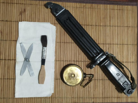 Lote correspondiente al famoso fusil yugoslavo semiautomático de francotirador M 76.

    Bayoneta correspondiente 10