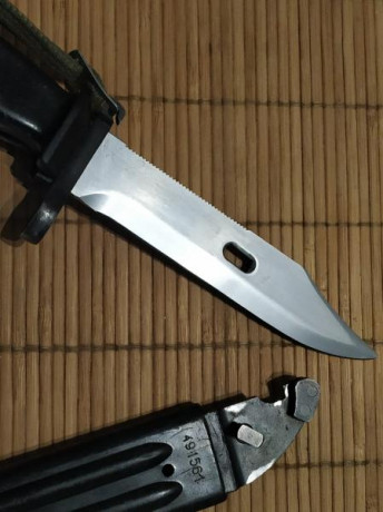 Lote correspondiente al famoso fusil yugoslavo semiautomático de francotirador M 76.

    Bayoneta correspondiente 22