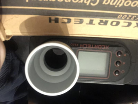 En la parte de detrás tiene un trozó roto q no afecta en nada su funcionamiento , no trae manual solo 00
