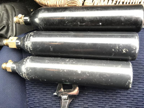 tengo 3 botellas usadas con válvulas a 20€ cada una hasta 250 bares de presion, Madrid 00