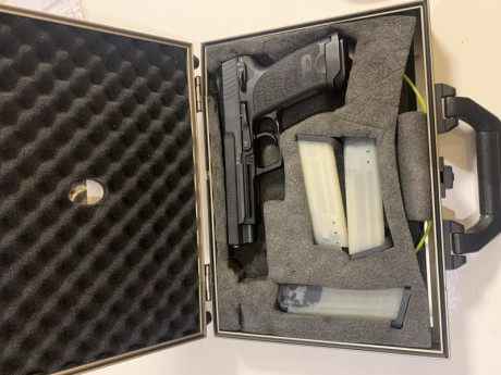 Se vende pistola HK USP EXPERT, casi sin uso, impecable, comprada al primer dueño, 02