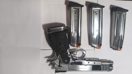 Vendo Infinity calibre 40, cambiado el cañón hace tres años, empuñadura de metal, con tres cargadores 00