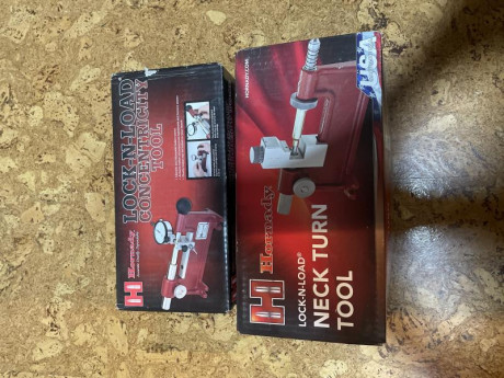 Se venden estas dos maquinas de hornady. 
Máquina de medir concéntricidad local-n-load y 
Máquina de tornear 00