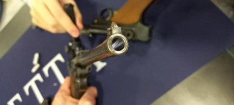 Algo he bajado en precio y fotos nuevas.
Numero de la empuñadura es diferente.
En general una luger muy 01