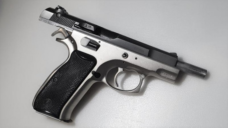 Vendo CZ85 duotone con equipamiento extra de recambios

El arma tiene la doble acción desactivada para 01