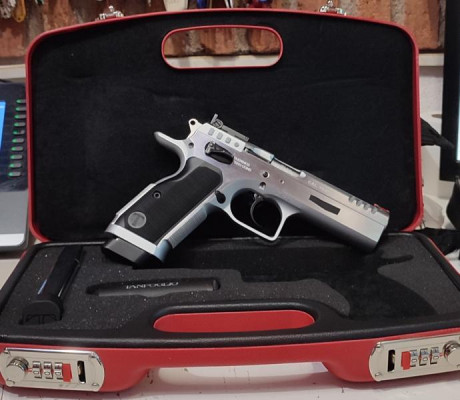 Buenas a todos .

Vendo TANFOGLIO stock 2 afinada por Ballesteros ,comprada en Marzo del 2021 con poco 01