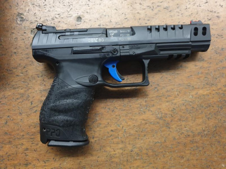 Se ofrece una magnifica Walther Q5 Match calibre 9 mm como nueva, con tres cargadores, alza regulable. 01