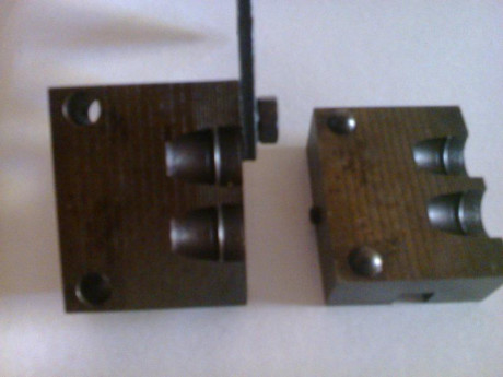 Vendo molde para fundir proyectiles ojivales para arma corta. Dos cavidades . Diametro de la base 11,40 00