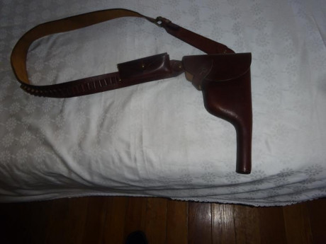 Muy buenas.
Vendo funda con bandolera con pochette para peines y canana de C96 y clones.
Esta nueva y 02