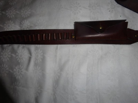 Muy buenas.
Vendo funda con bandolera con pochette para peines y canana de C96 y clones.
Esta nueva y 00