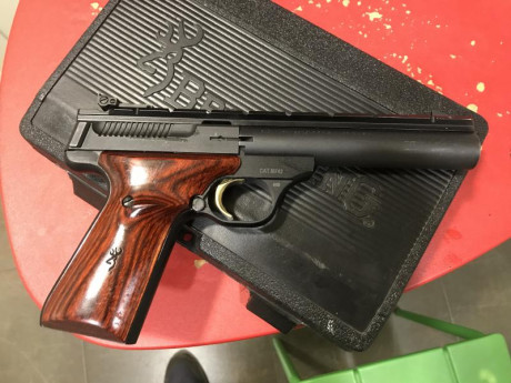 Se vende Browning Buckmark Bull Barrell en buen estado y con dos cargadores, se puede ver y probar en 01