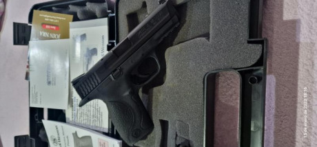 Buenas compañeros foreros.
Una amiga me pide que le ponga a la venta su pistola Smith & Wesson MP9, 11