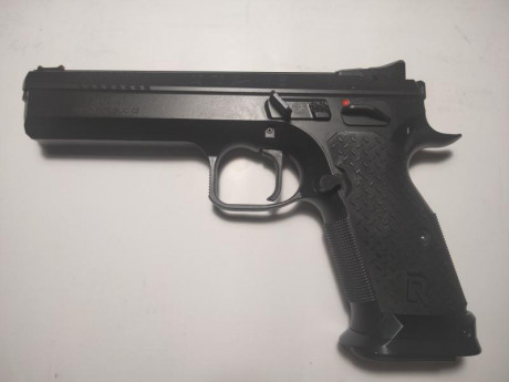 Pistola CZ TS2, tres cargadores, inserto para funda doble Alfa. El arma tiene solamente dos tiradas. Cachas 01