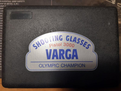 Vendo gafas de tiro Varga compradas nuevas hace dos meses. El motivo es que mi mujer me ha regalado por 00