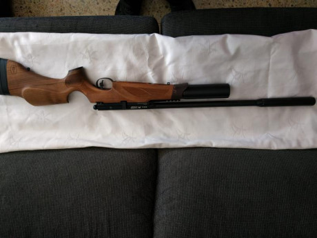 Vendo preciosa carabina PCP marca BSA R10 SE cal.5.5mm. Culata en madera de nogal y cantonera ajustable 01