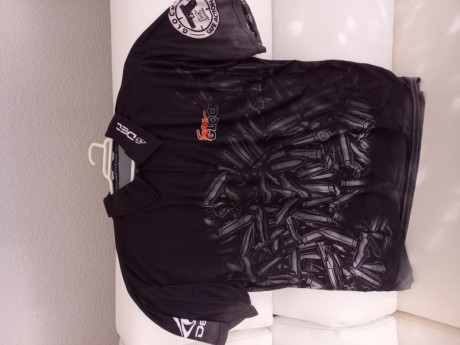 Vendo camiseta Team Glock sin estrenar, talla XL, con cremallera en cuello.
La camiseta se compró y no 01