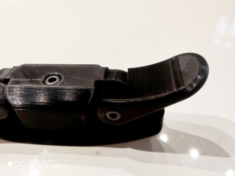 Cantonera ajustable en vertical para carabina del 22 Anschutz Match 54.
Pieza fabricada en plástico con 01