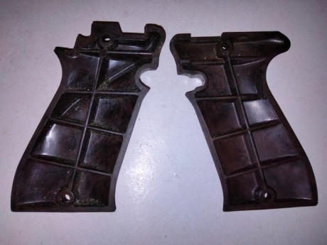 Vendo pareja de cachas originales en plastico marron de la pistola STAR FM del calibre 22 lr 
las cachas 01
