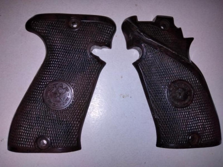 Vendo pareja de cachas originales en plastico marron de la pistola STAR FM del calibre 22 lr 
las cachas 00
