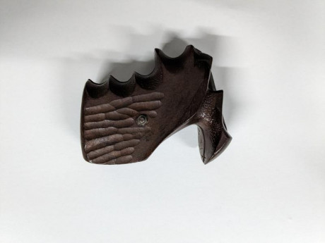 Cacha anatómica en plástico para revolver Astra o S&W modelo cuadrado

Talla M

Precio: VENDIDA 01