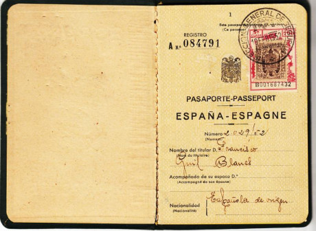  EN RECUERDO Y HOMENAJE A LOS QUE YA NO ESTÁN. 

Si pones en  GOOGLE   PASAPORTES EN LA MEMORIA  da igual 141