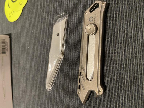 Cutter tipo kiridashi. 4 hojas reemplazables y afilables de 1,2 mm en acero 9Cr18MoV con una dureza de 00