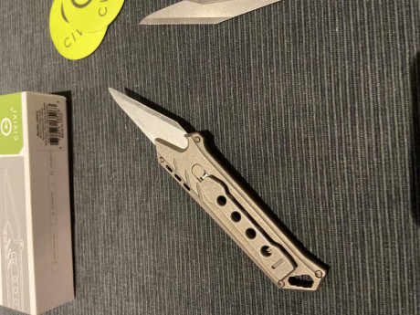 Cutter tipo kiridashi. 4 hojas reemplazables y afilables de 1,2 mm en acero 9Cr18MoV con una dureza de 12
