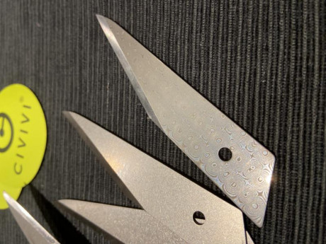 Cutter tipo kiridashi. 4 hojas reemplazables y afilables de 1,2 mm en acero 9Cr18MoV con una dureza de 10