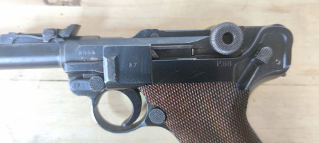 Es una luger muy atractiva y vale para el tiro y coleccion.
La empuñadura es de otro numeración y el cargador 02