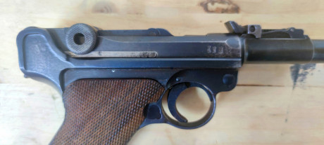 Es una luger muy atractiva y vale para el tiro y coleccion.
La empuñadura es de otro numeración y el cargador 01