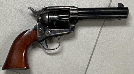 Un compañero me ha pedido que le ponga un anuncio, vende dos revólveres, el primero es un Uberti single 01