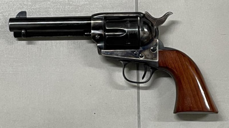 Un compañero me ha pedido que le ponga un anuncio, vende dos revólveres, el primero es un Uberti single 00