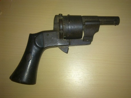 Hola!!me gustaria que me hechaseis una mano, tengo de recuerdo de familia un revolver antiguo, por sus 00
