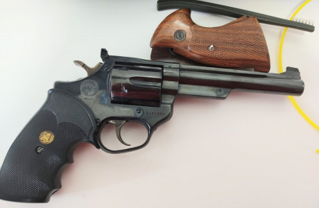 Se vende Astra Match con dos juegos de cachas, estado impecable y precisión excelente. Utilizado siempre 01