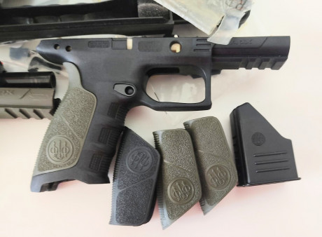 Se vende Beretta APX, 9 mm parabellum, con dos armazones, 4 lomos, 4 cargadores, kit de muelles, elementos 01