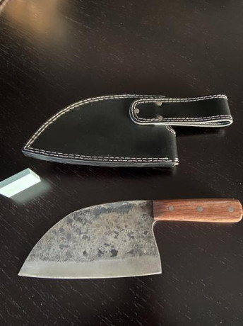 En venta este “Cleaver serbio” forjado a mano.
Hachuela muy versàtil tanto para procesar madera, como 02