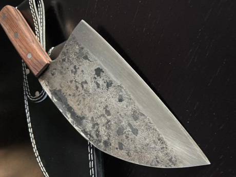 En venta este “Cleaver serbio” forjado a mano.
Hachuela muy versàtil tanto para procesar madera, como 11