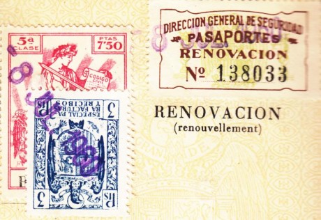  EN RECUERDO Y HOMENAJE A LOS QUE YA NO ESTÁN. 

Si pones en  GOOGLE   PASAPORTES EN LA MEMORIA  da igual 170