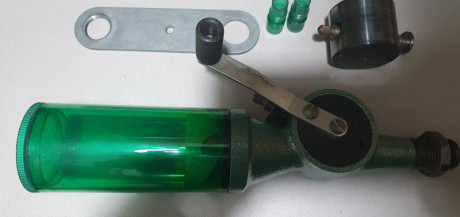 Por no usar, vendo este dosificador RCBS en muy buen estado, con difusor, boquillas vaina grande y pequeña, 00
