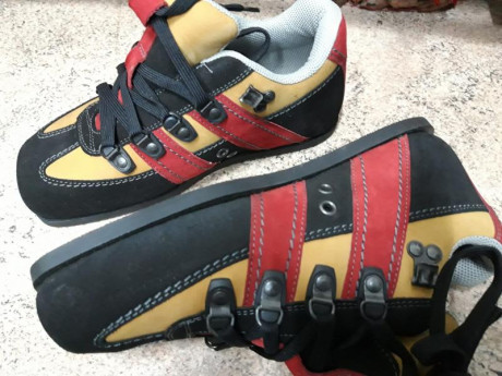 Vendo zapatos de tiro, marca  Corami . Fabricados en Chequia.
Talla  37 . Tienen poquísimo uso.

 Precio 02