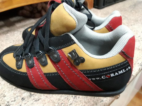 Vendo zapatos de tiro, marca  Corami . Fabricados en Chequia.
Talla  37 . Tienen poquísimo uso.

 Precio 01