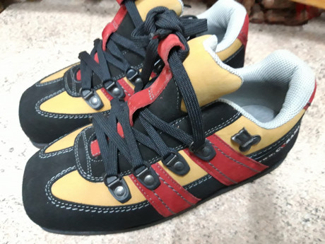 Vendo zapatos de tiro, marca  Corami . Fabricados en Chequia.
Talla  37 . Tienen poquísimo uso.

 Precio 00