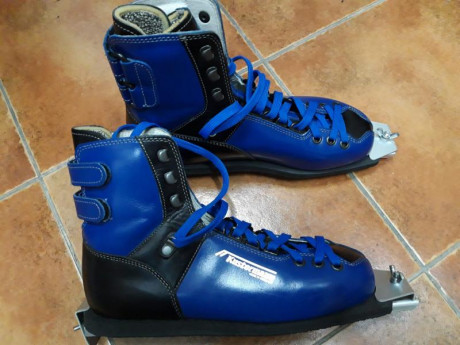 Vendo botas de tiro para arma larga. Marca  Kustermann . Fabricación alemana.
Talla  40/41 . 

Necesitan 01