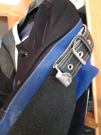 Vendo chaqueta de tiro para arma larga. Marca  Classic Sport .
 Talla 48. 

 Precio : 105 euros, con envío 02