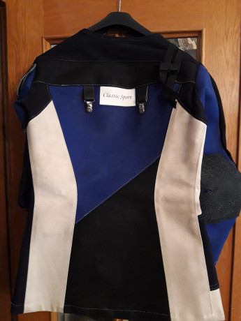 Vendo chaqueta de tiro para arma larga. Marca  Classic Sport .
 Talla 48. 

 Precio : 105 euros, con envío 01