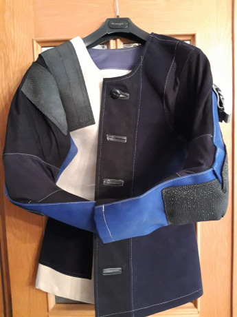 Vendo chaqueta de tiro para arma larga. Marca  Classic Sport .
 Talla 48. 

 Precio : 105 euros, con envío 00